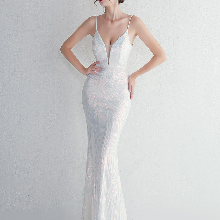 Grünes Spaghetti-Abschlussballkleid mit tiefem V-Ausschnitt und Pailletten M02188